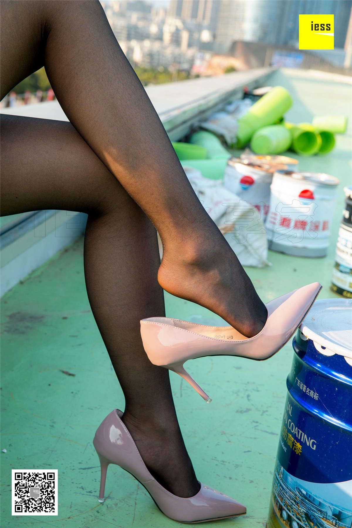 图片[2]-IESS异思趣向 丝享家237期：快看！楼顶上有个黑丝女暖暖-日更街拍