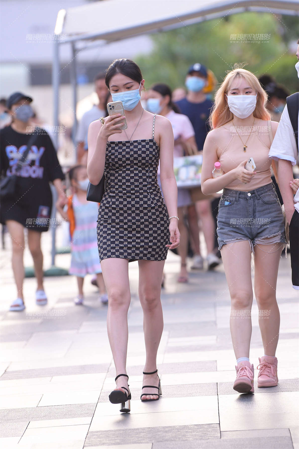 吊带裙美腿小姐姐-日更街拍