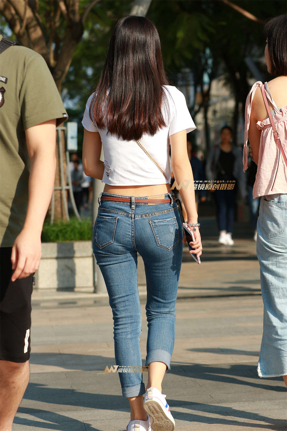 图片[2]-露腰小肚脐 紧牛 美眉-日更街拍