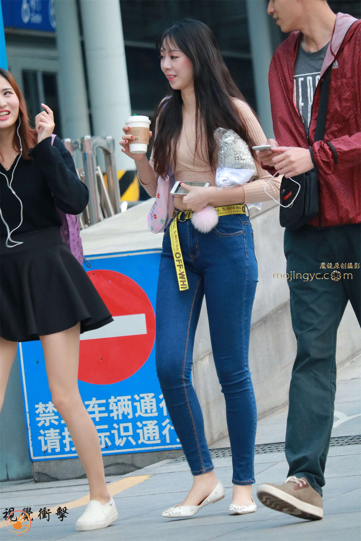 靓丽美女 高挑深蓝色紧身牛仔裤-日更街拍