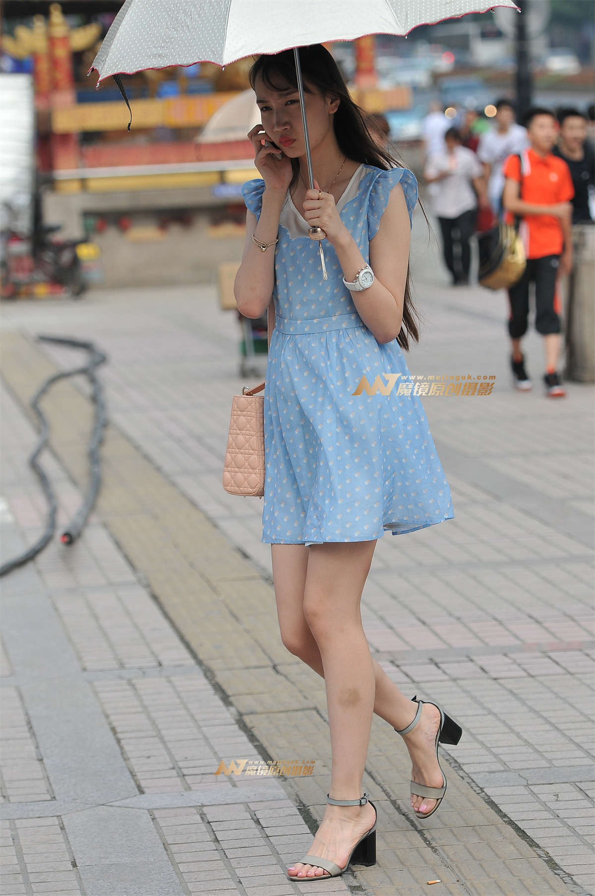 清丽脱俗的蓝裙美女-日更街拍