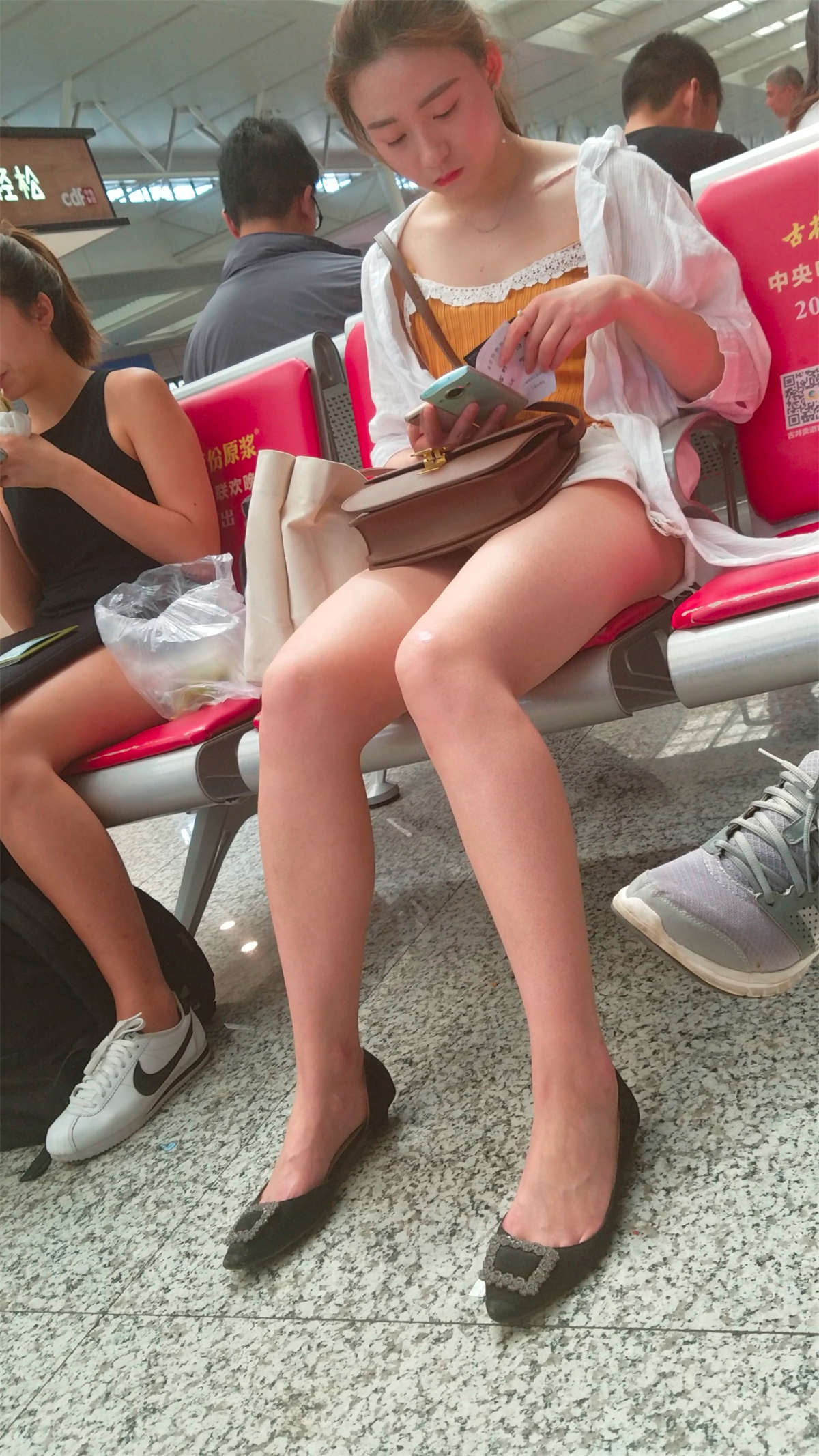 [4K高清视频]白色衬衫街拍美腿黑鞋-日更街拍