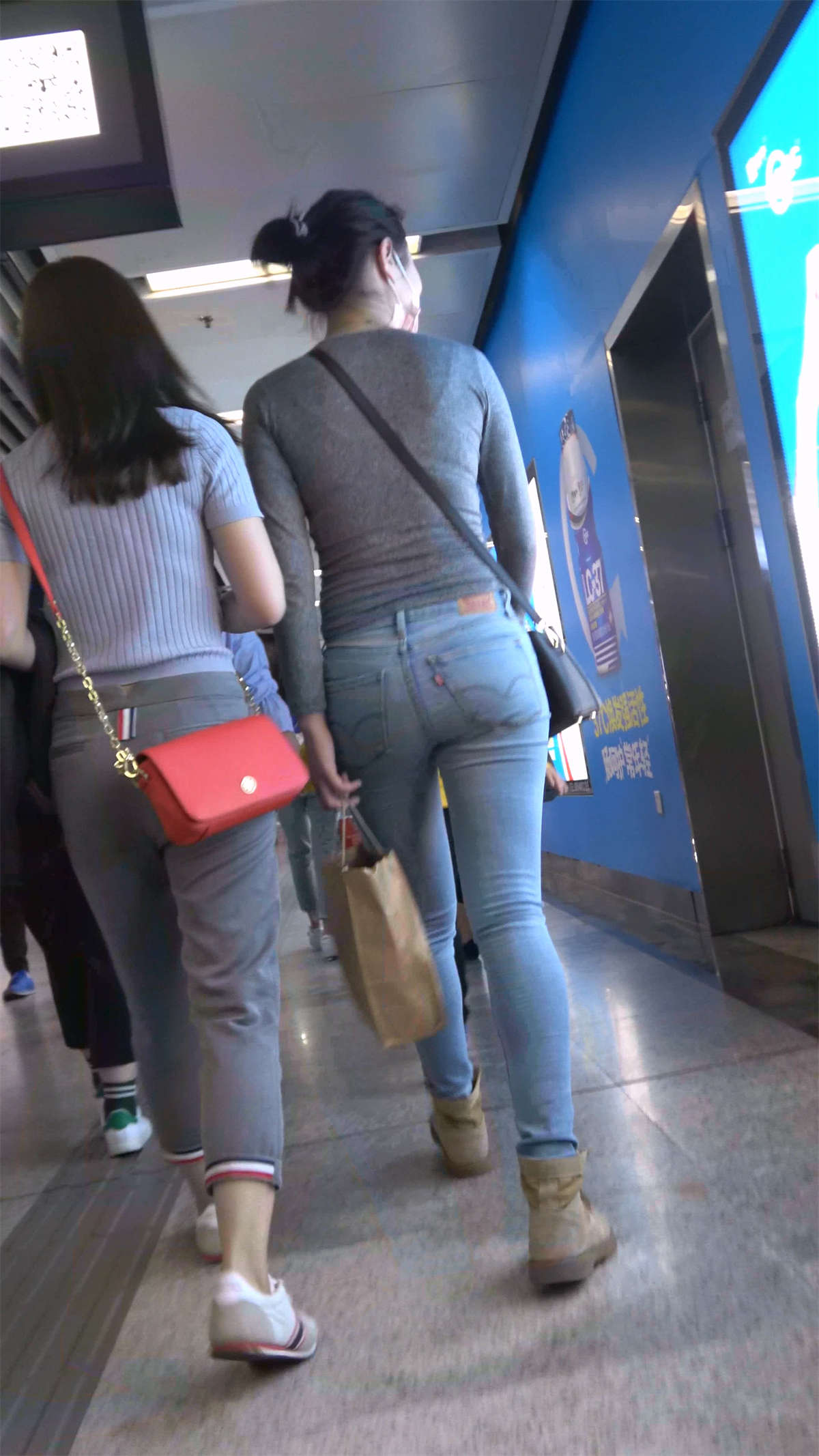 图片[2]-两位紧身蓝牛美眉-日更街拍