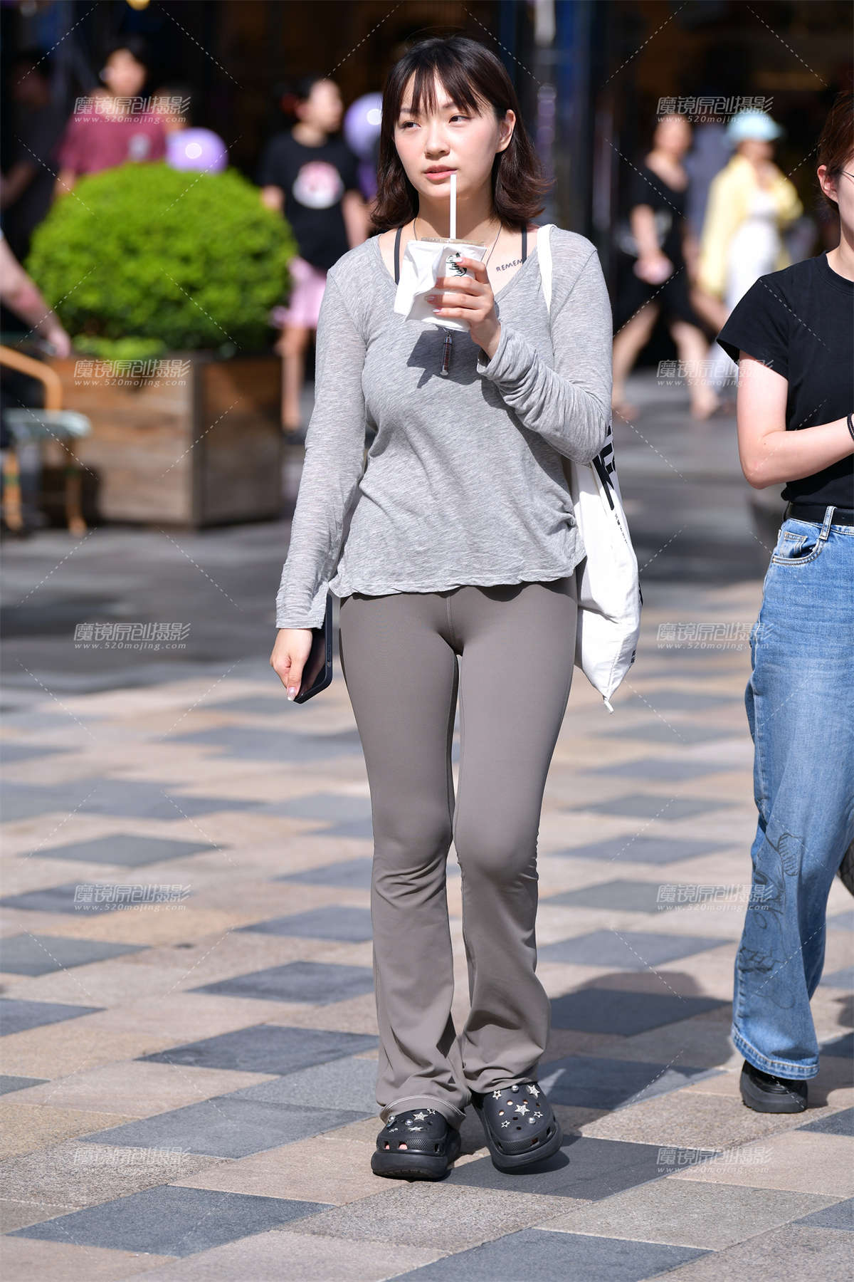 图片[2]-★奶茶浅色紧身裤美女-日更街拍