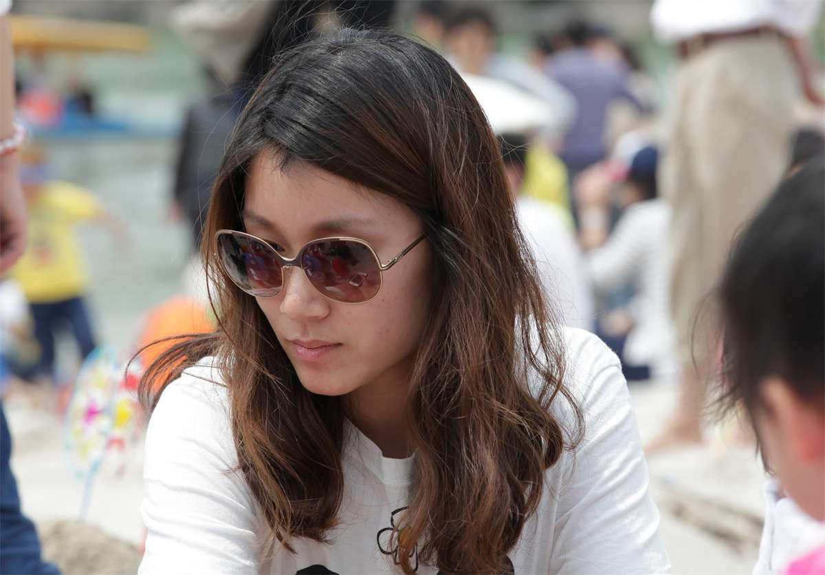 图片[2]-踏青公园街拍系列No.275 细沙抚足，难掩美女美足本色-日更街拍