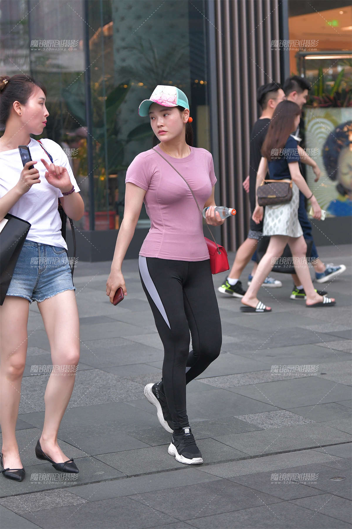 上下都这么紧身~-日更街拍