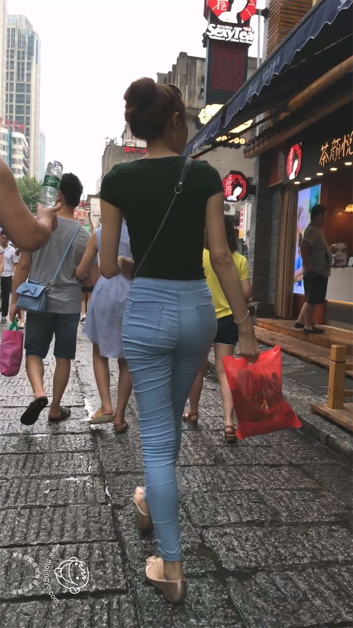 性感的牛仔裤紧身高挑美女-日更街拍