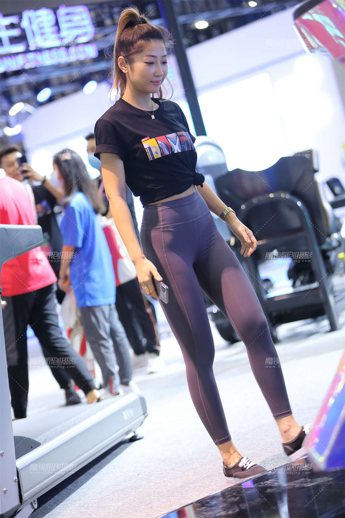 跑步机上的女孩-日更街拍