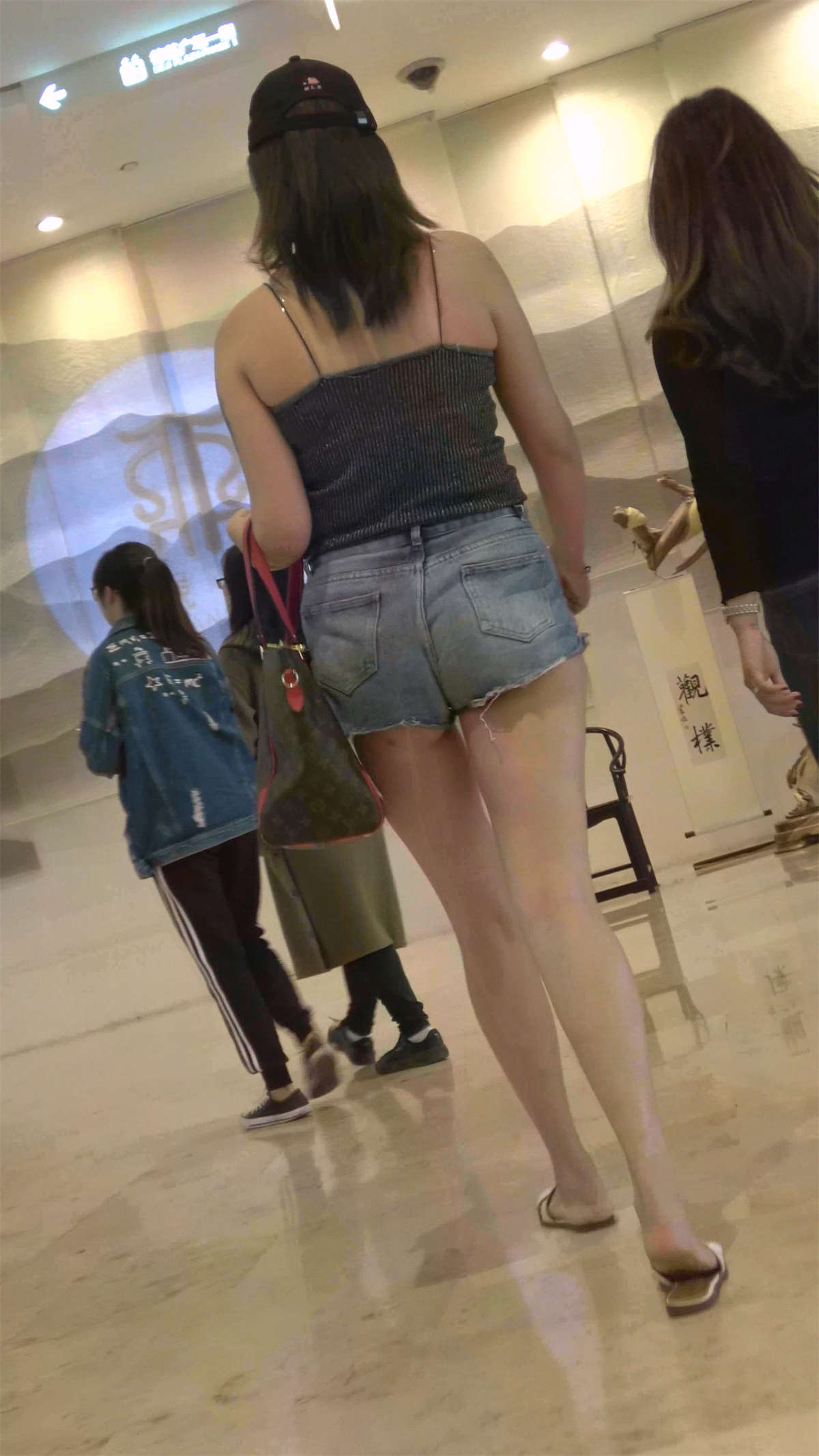 图片[2]-牛仔热裤吊带衫美腿美女-日更街拍