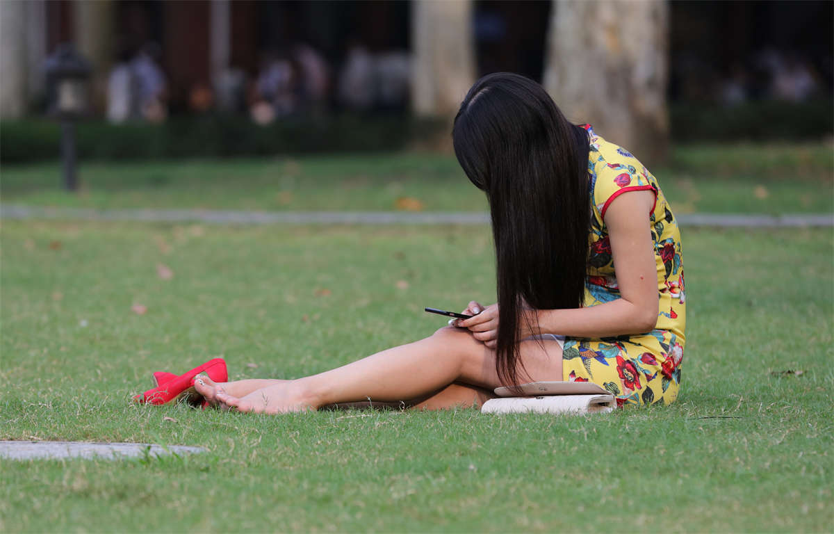 图片[2]-踏青公园街拍系列No.1589 旗袍坐下就成了超短裙，妖娆美妇的两条大长腿无处安放-日更街拍