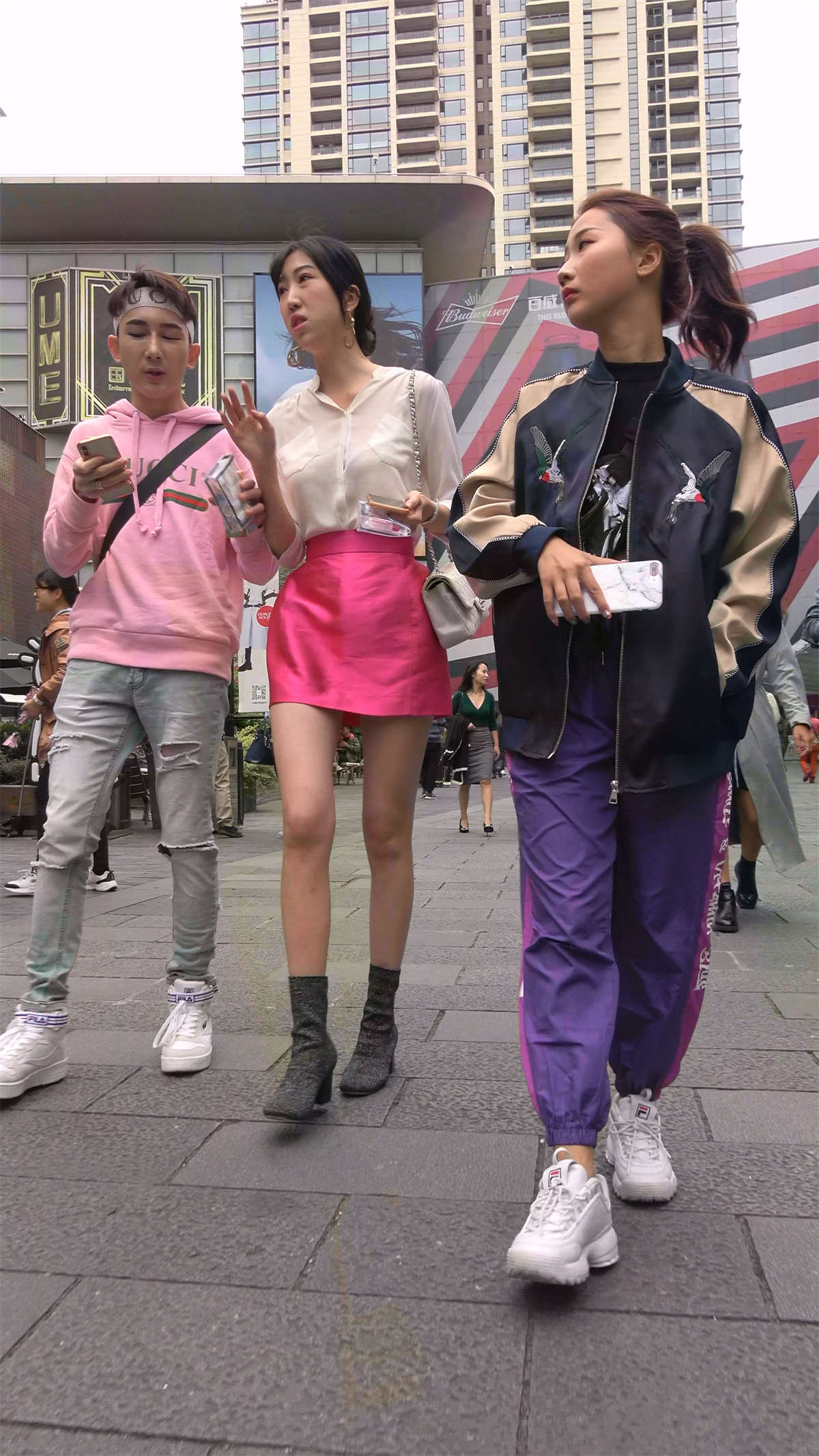 白衬衫粉群极品高挑美腿美女身材正点-日更街拍