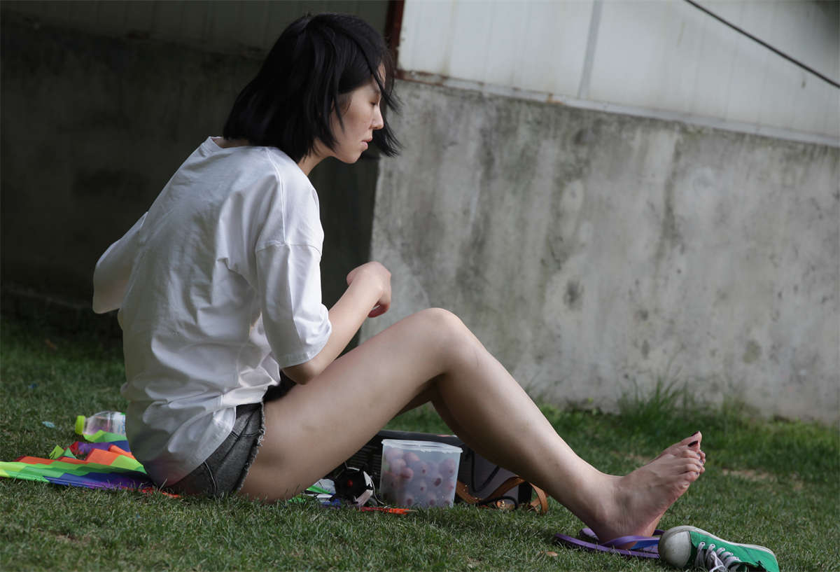 图片[2]-踏青公园街拍系列No.364 很远就看出是双好脚，拍了很久-日更街拍