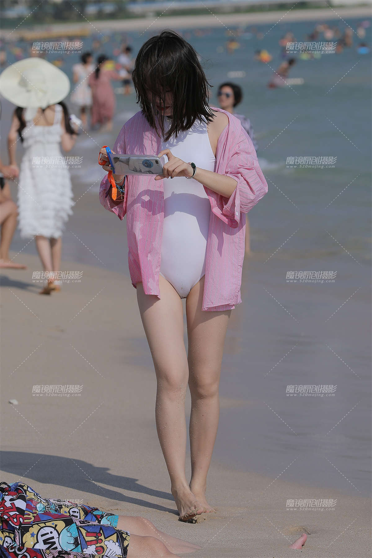 海边性感的白色高叉泳装美眉-日更街拍