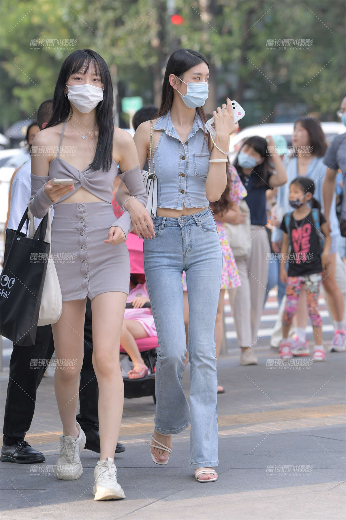 高挑紧身牛仔裤美女-日更街拍