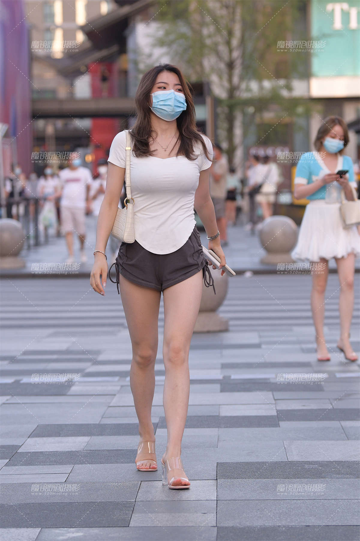 丰满的热裤大白腿美女-日更街拍