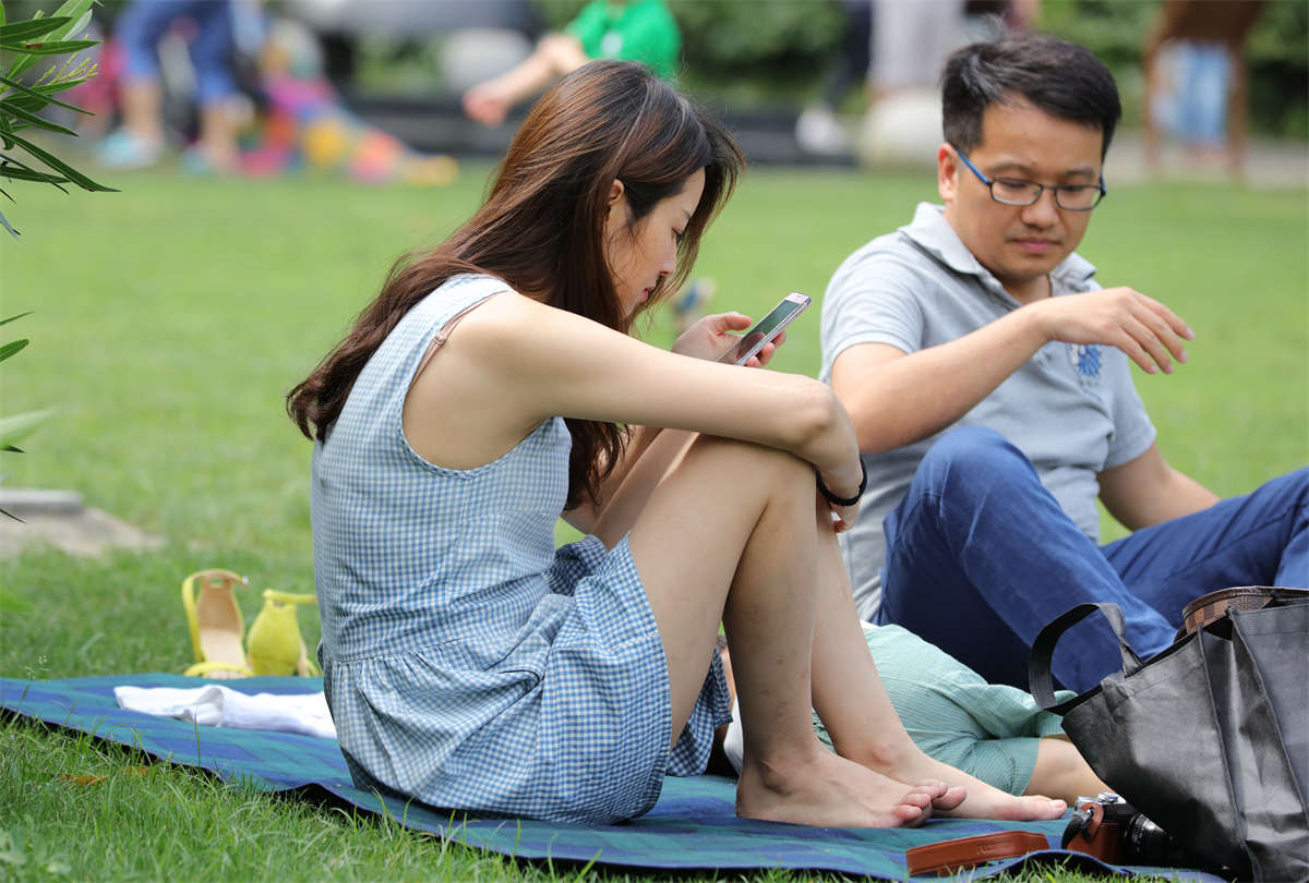 踏青公园街拍系列No.815 若不是孩子的出现，我会以为是哪个校园中的女神-日更街拍