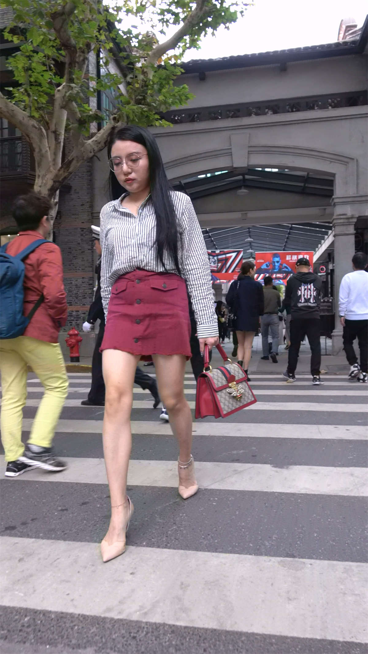 成熟韵味红裙米色高跟鞋美腿美女-日更街拍
