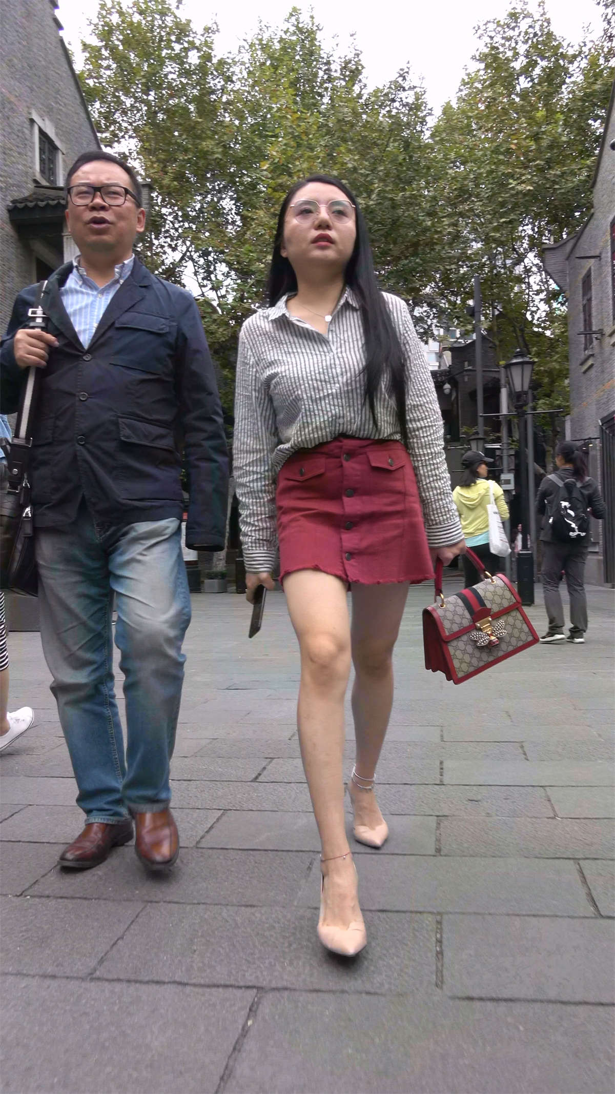 图片[2]-成熟韵味红裙米色高跟鞋美腿美女-日更街拍