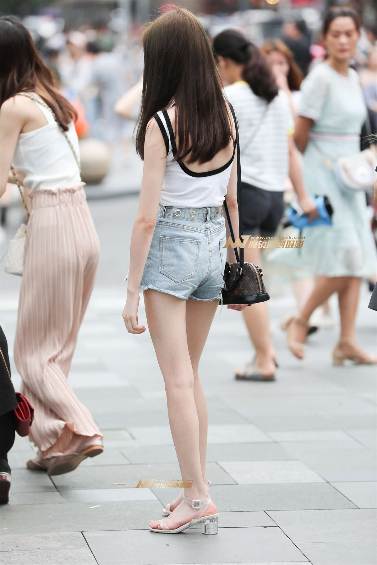 图片[2]-【辉辉赛贴】超极品白皙美腿好像杨幂的小姐姐-日更街拍