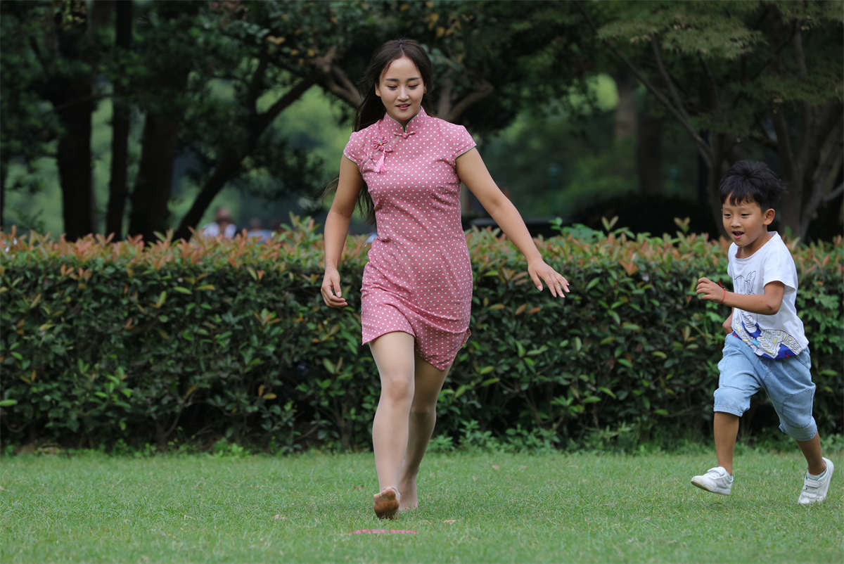 踏青公园街拍系列No.1590 旗袍美女超薄丝足露出，不多见吧？-日更街拍
