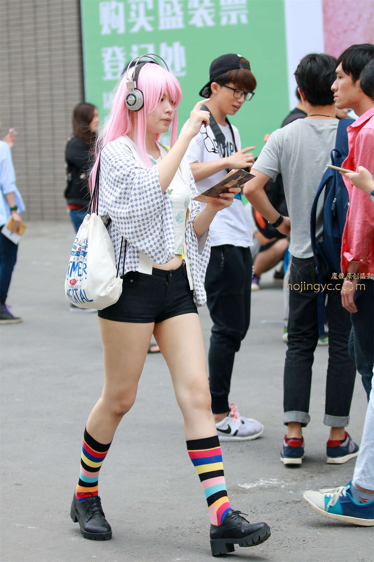 姑娘 臀部的疤痕都露出来啦-日更街拍