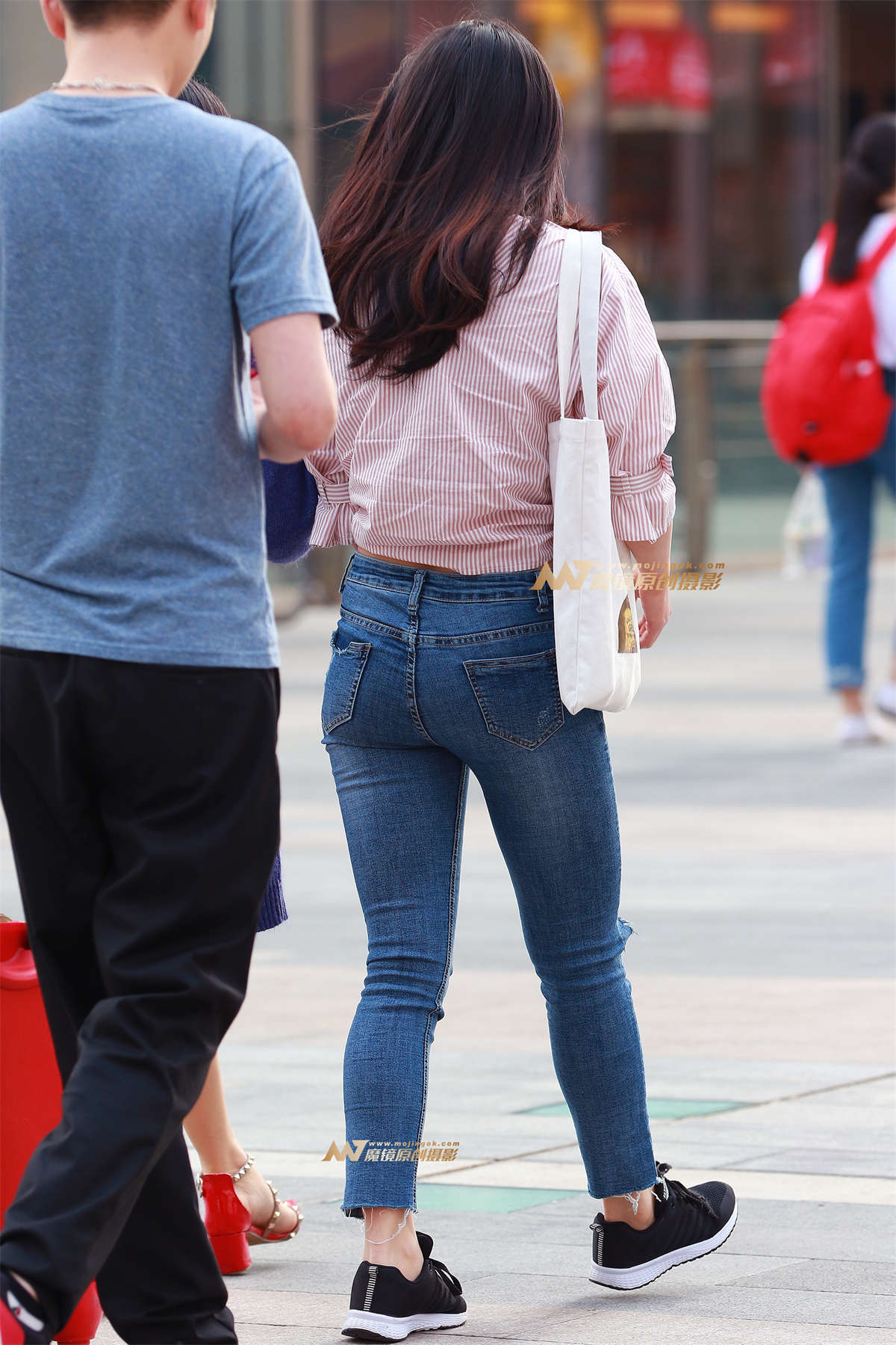 图片[2]-露腰， 紧牛 ， 美眉-日更街拍