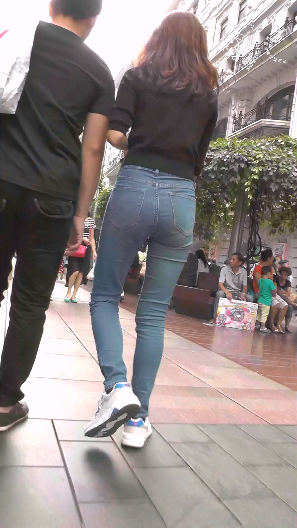 紧身牛仔蓝裤子眼镜靓妹-日更街拍