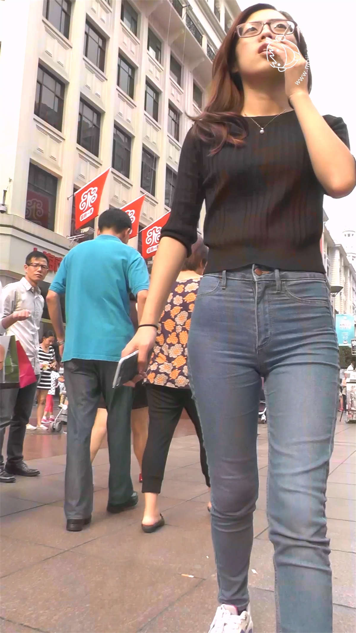 图片[2]-紧身牛仔蓝裤子眼镜靓妹-日更街拍