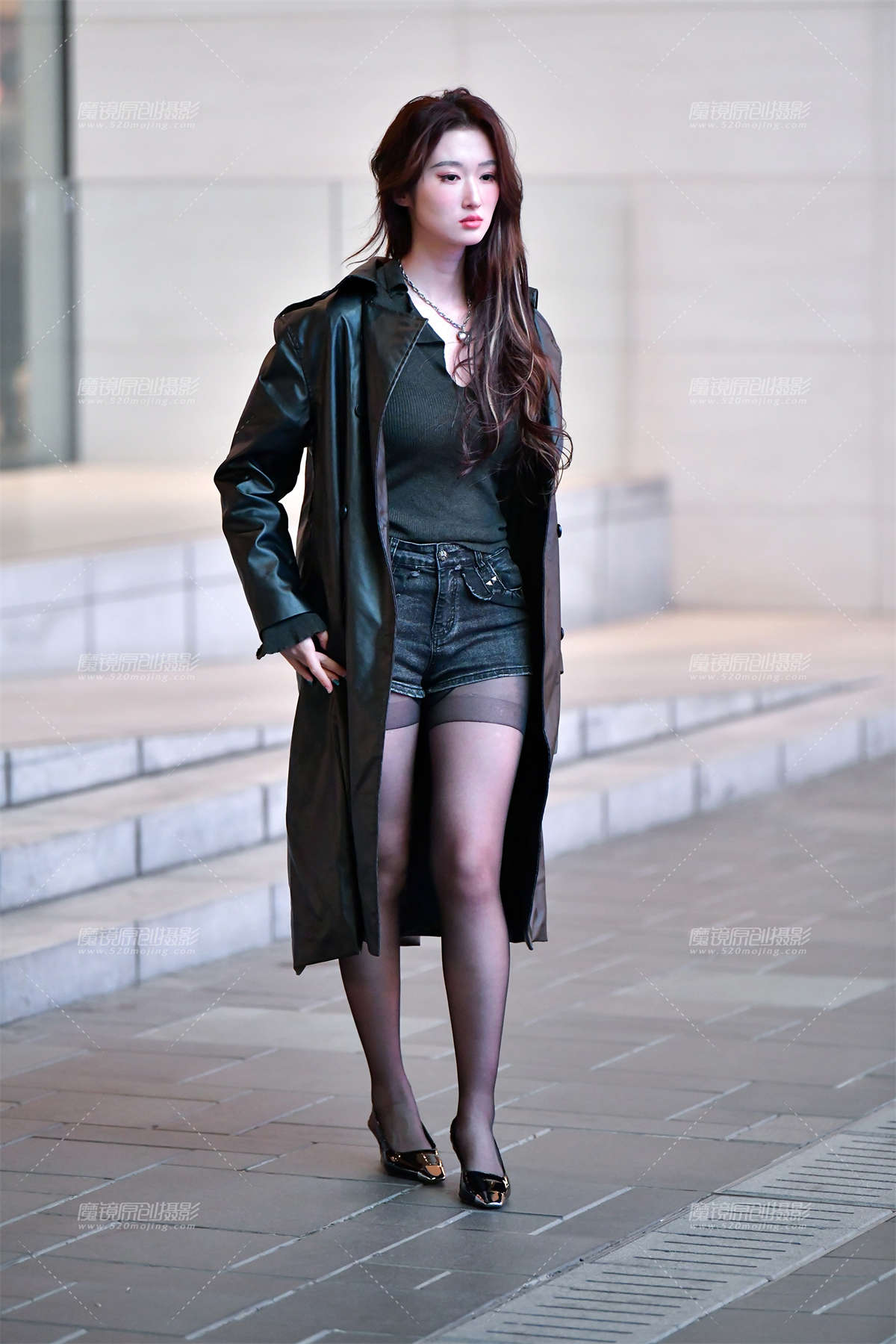 图片[2]-★披风黑丝热裤美女-日更街拍