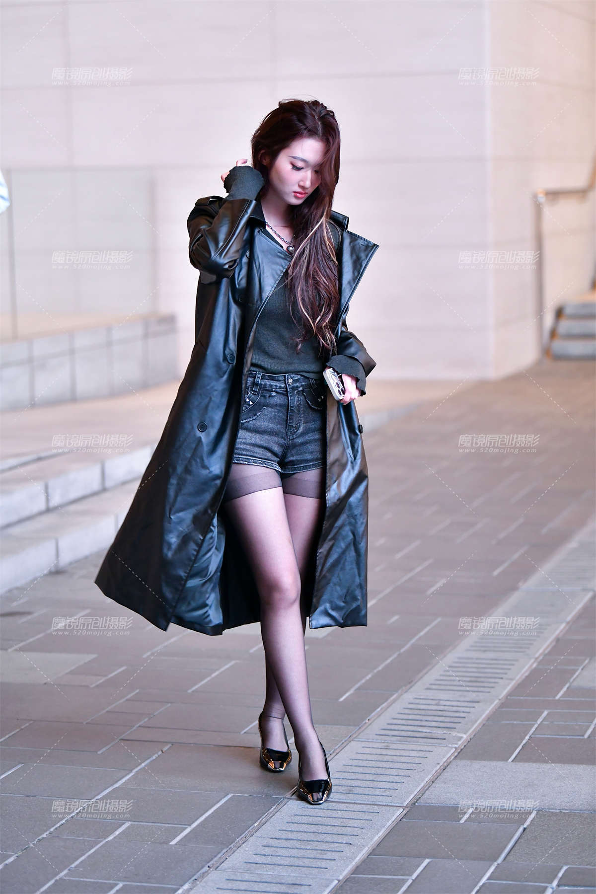 ★披风黑丝热裤美女-日更街拍