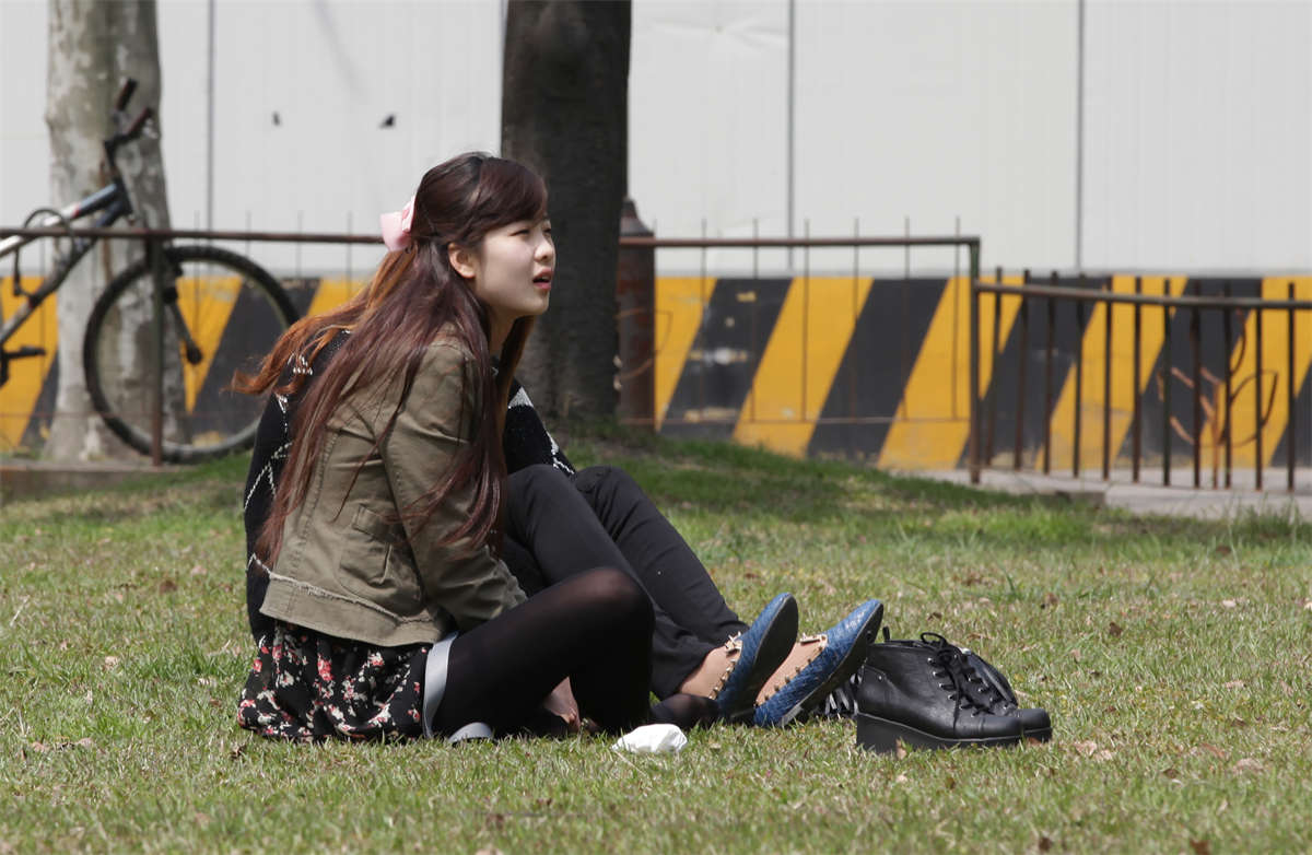 图片[2]-踏青公园街拍系列No.277 校园女孩黑丝足，带给你真正的校园风情-日更街拍