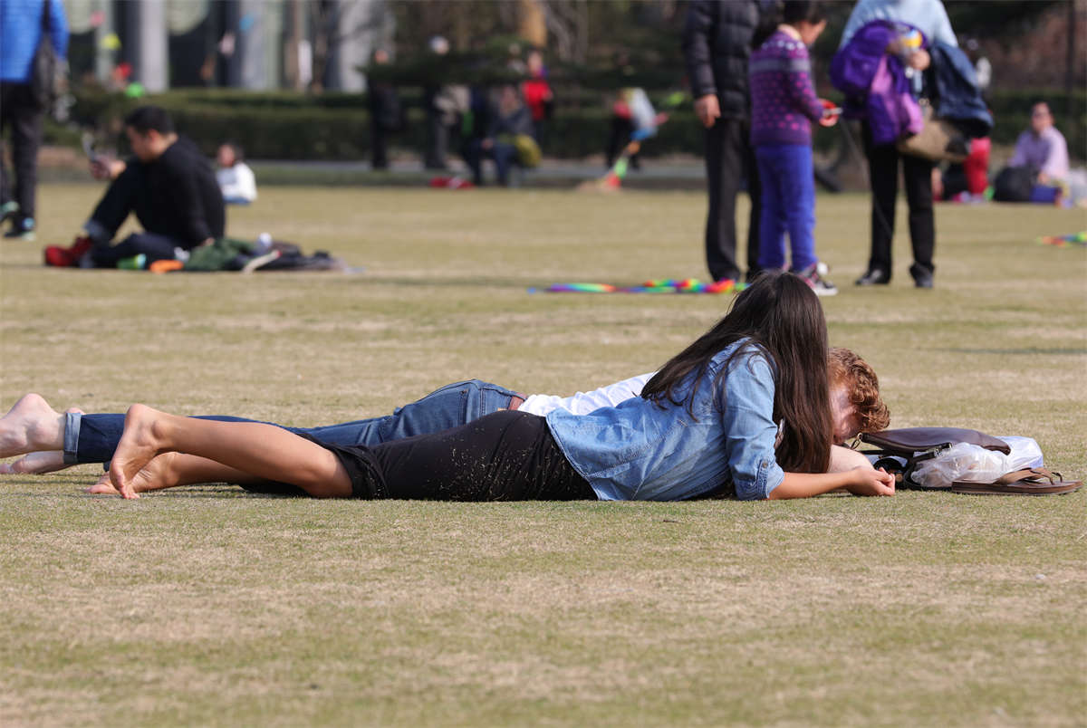 图片[2]-踏青公园街拍系列No.816 西妹风情，东方神韵，只要是美女全世界通吃 第2套-日更街拍