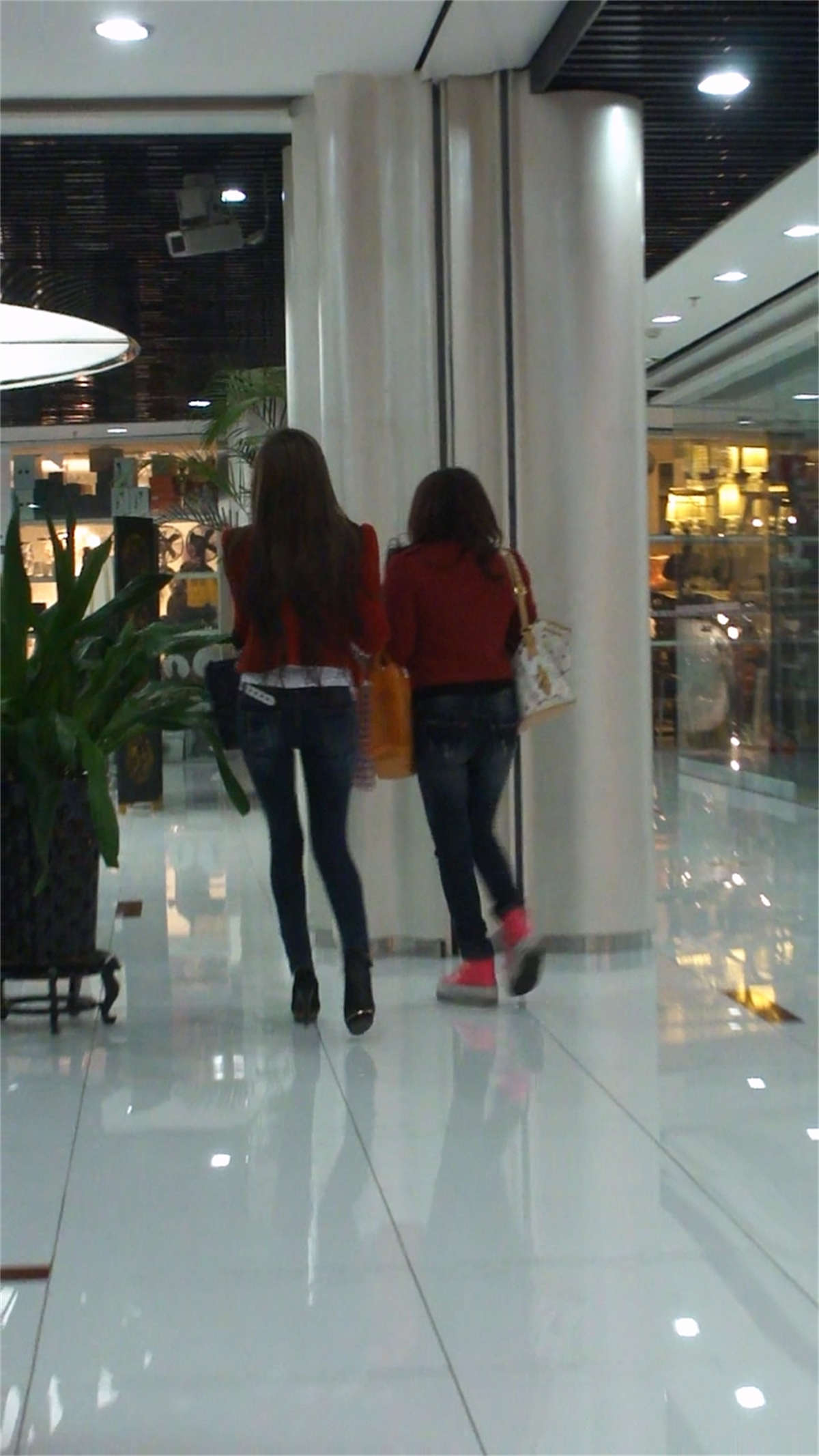 图片[2]-极品紧身牛仔裤美女,模特身材-日更街拍