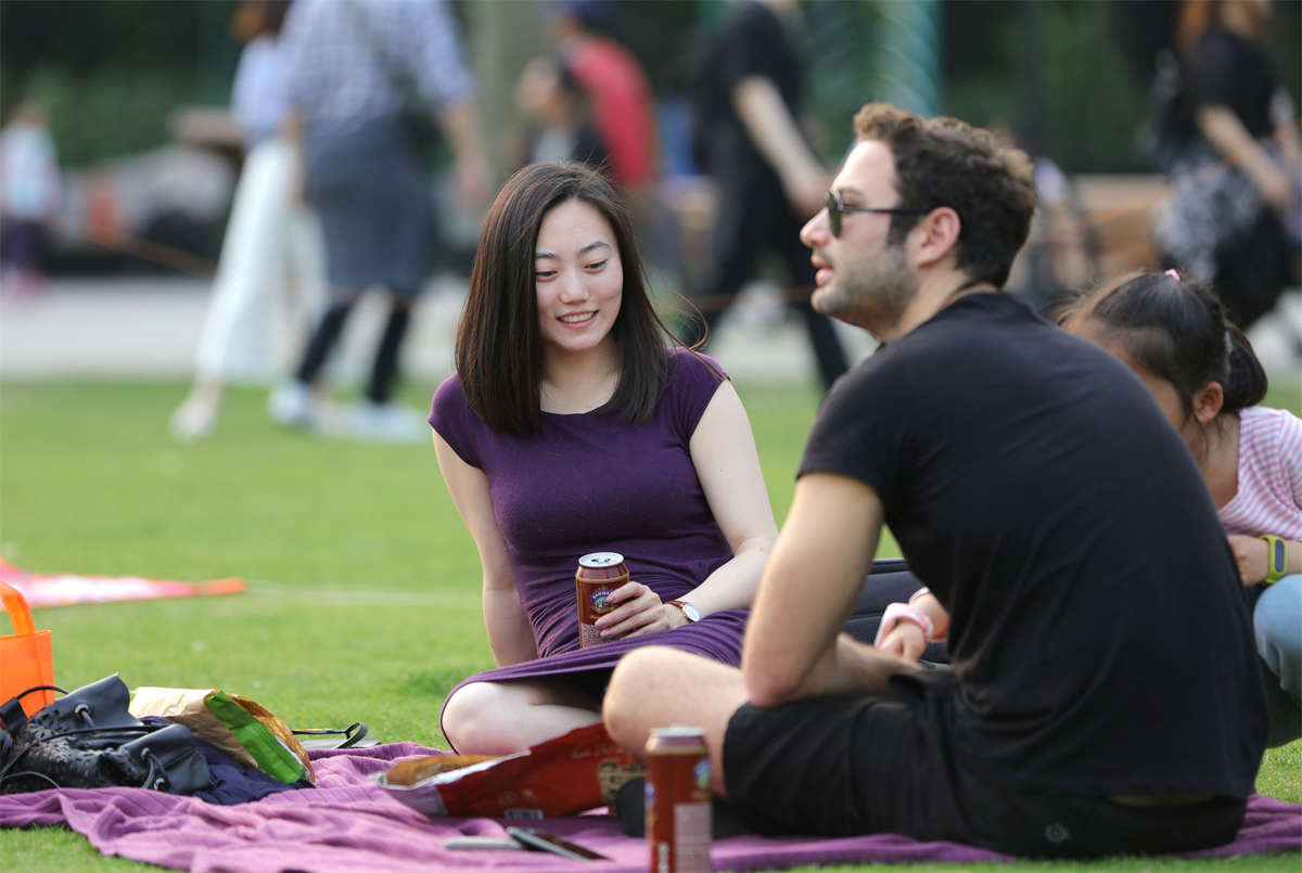 图片[2]-踏青公园街拍系列No.1591 气质优雅的紫裙女郎，日落时分终于舒展了坐姿-日更街拍