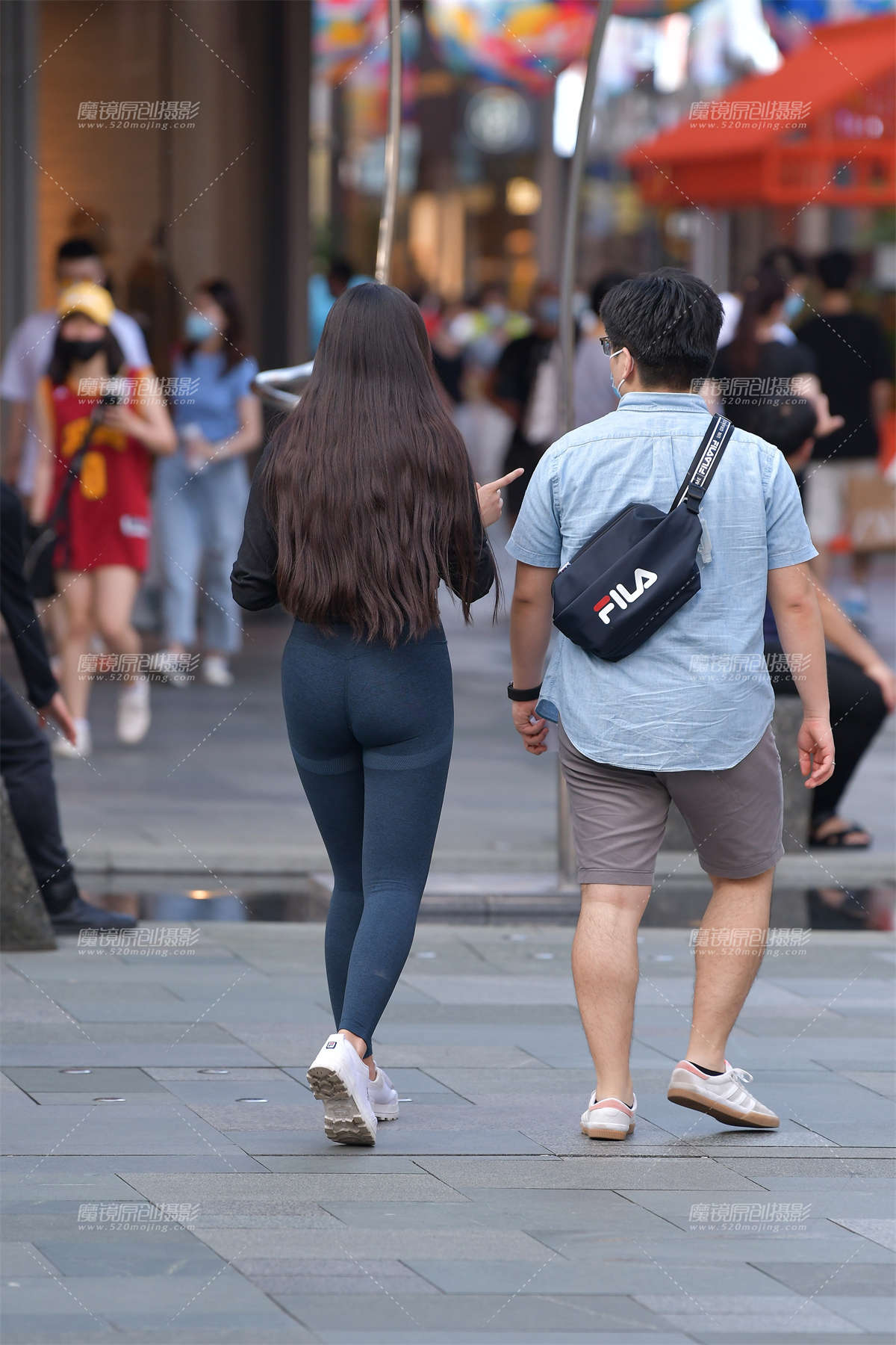 图片[2]-深V性感紧身裤美女-日更街拍