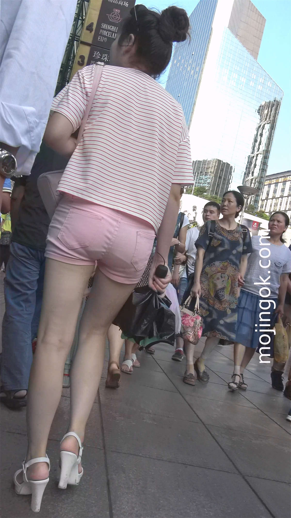 跟拍粉热裤小清新甜美可人妹子-日更街拍