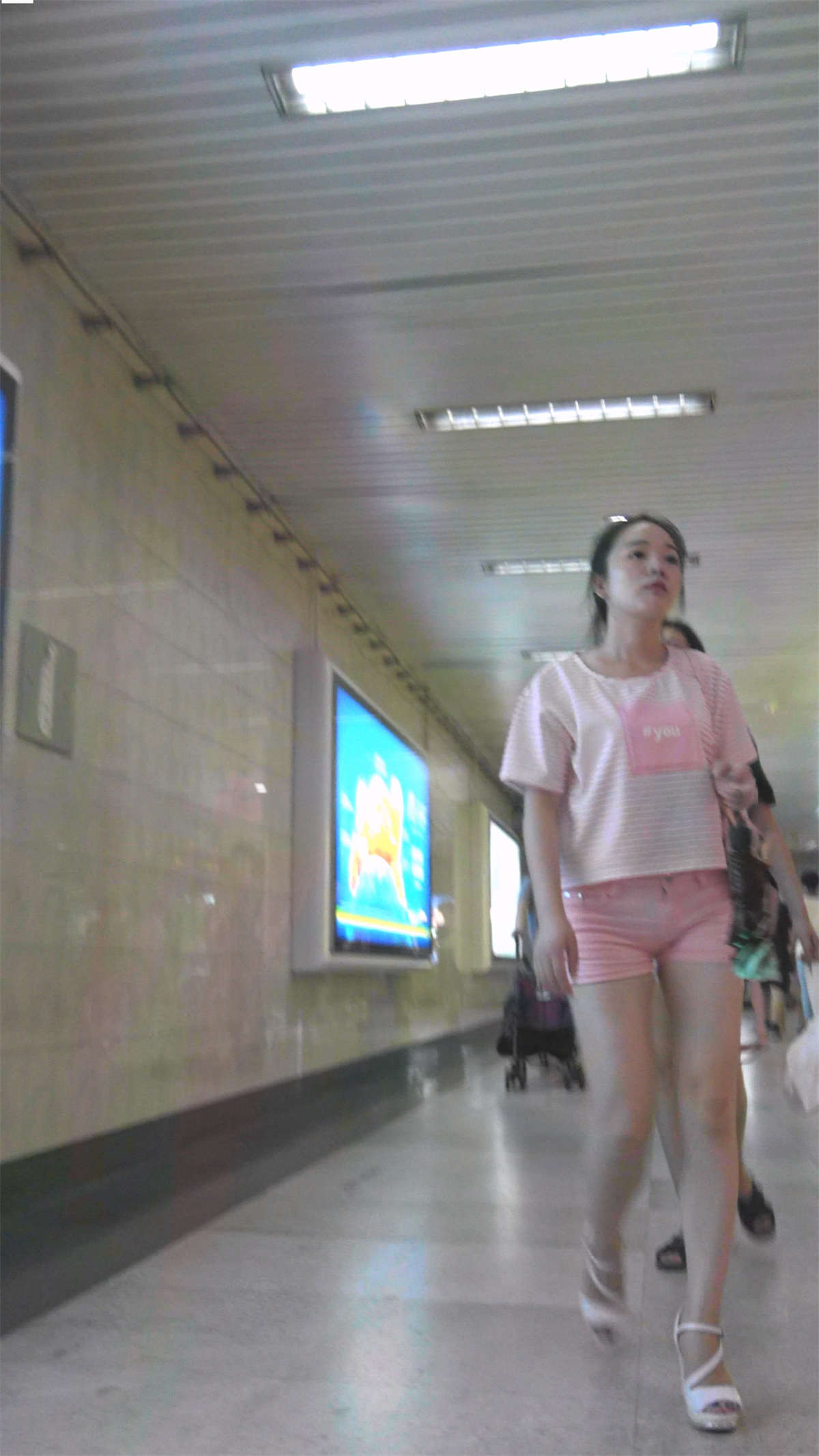 图片[2]-跟拍粉热裤小清新甜美可人妹子-日更街拍