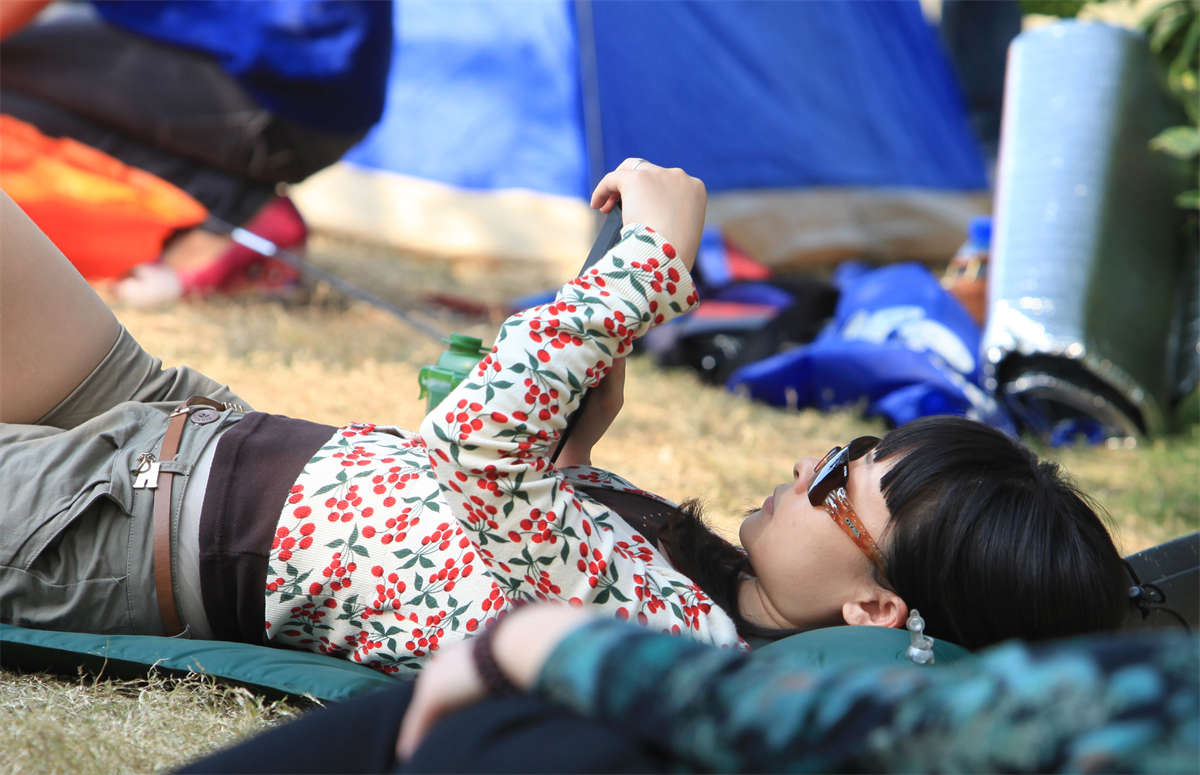 图片[2]-踏青公园街拍系列No.366 红鞋长肉丝，女孩最后脱了鞋给男友踩背-日更街拍