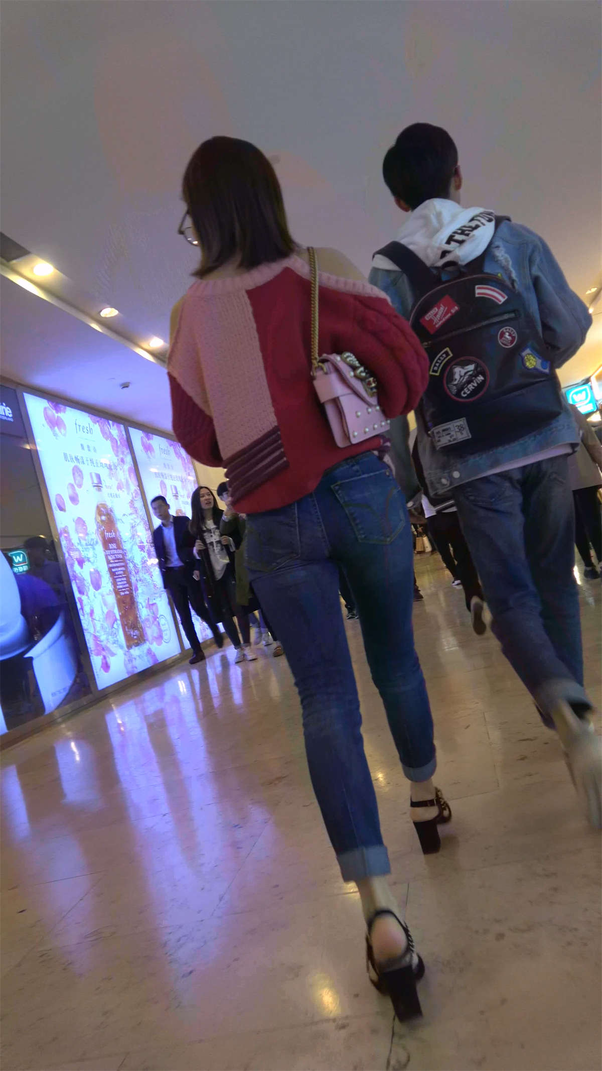 紧身牛仔美眉-日更街拍