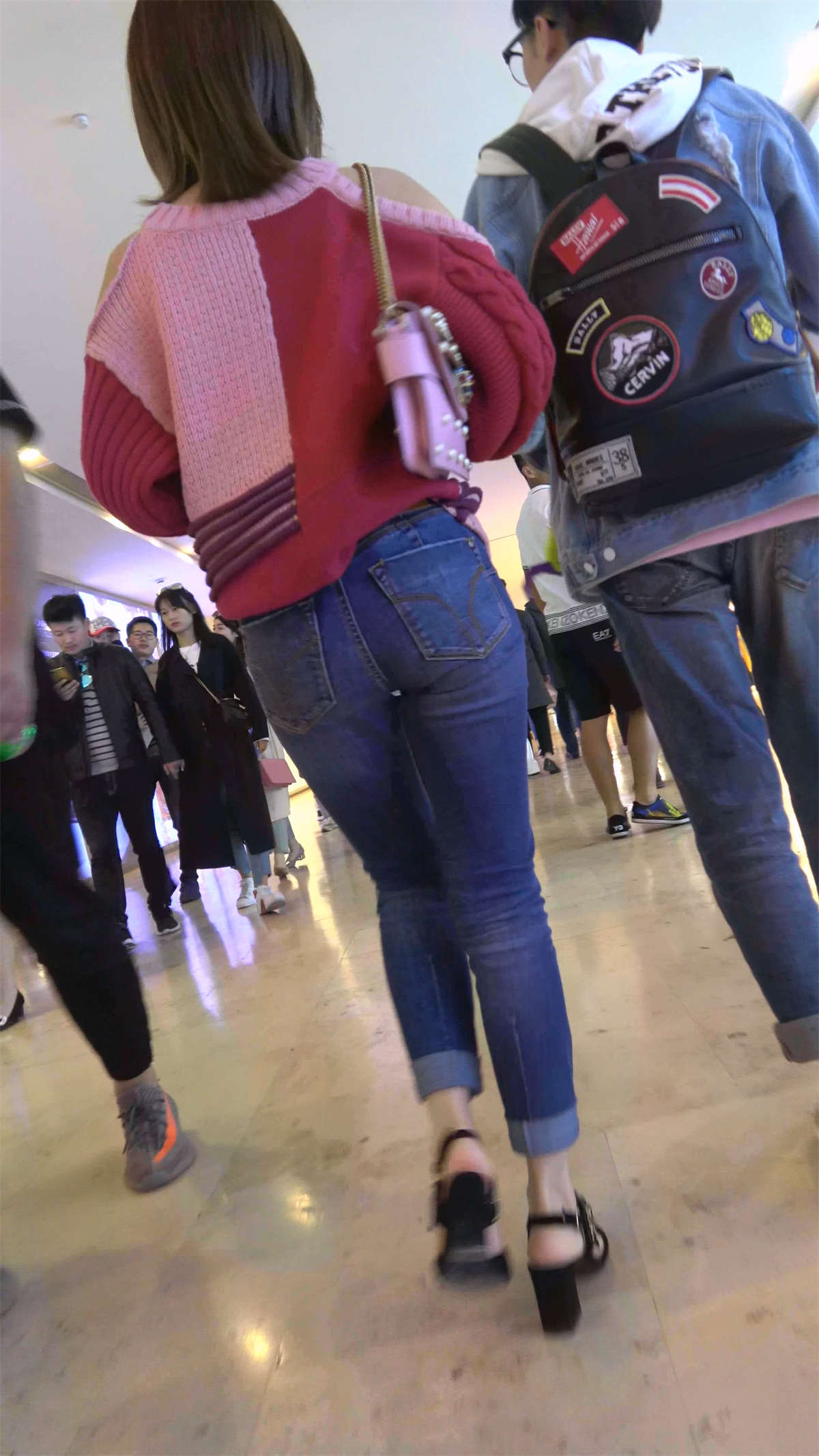 图片[2]-紧身牛仔美眉-日更街拍