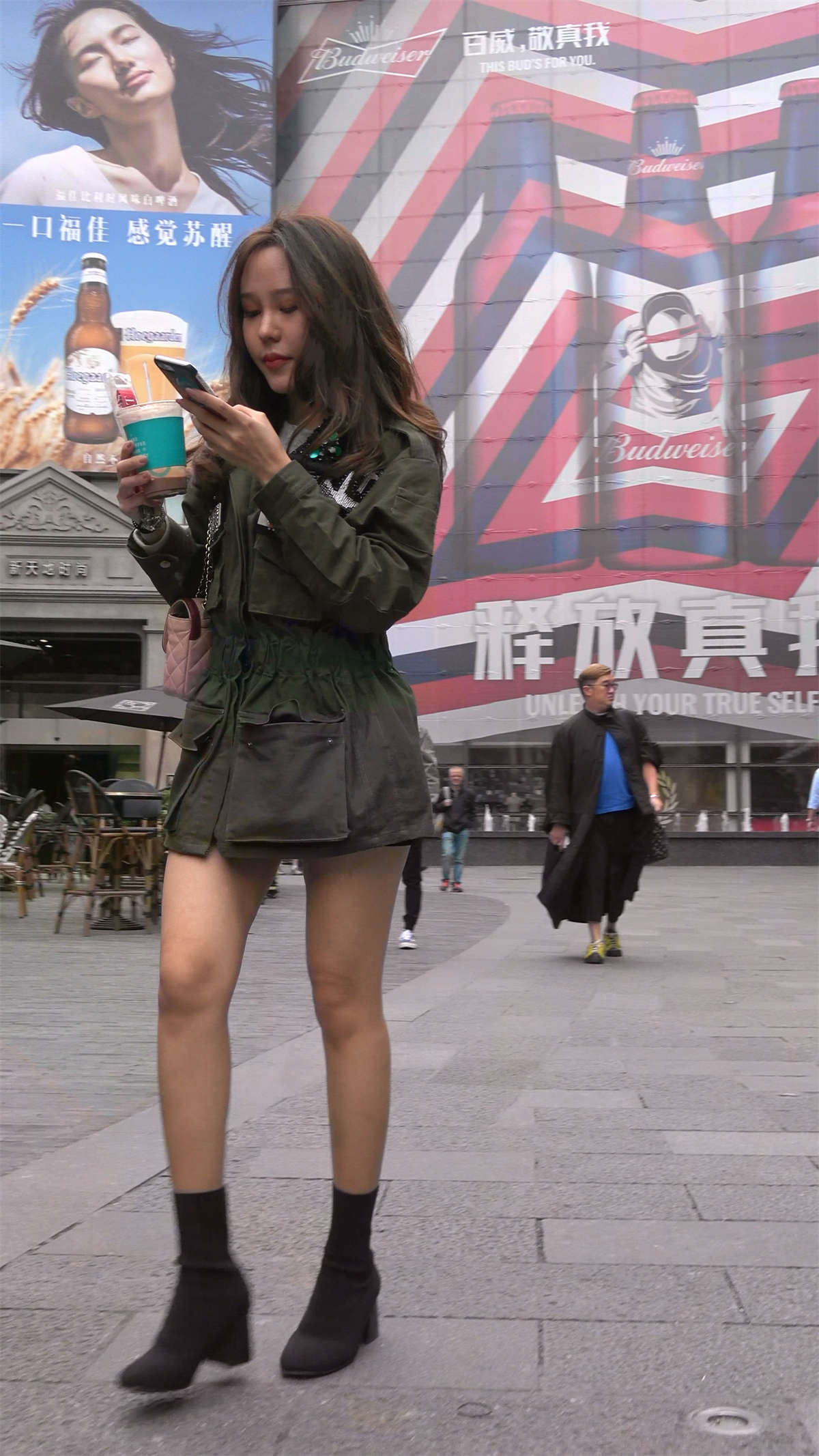 墨绿色长款外套美腿美女-日更街拍