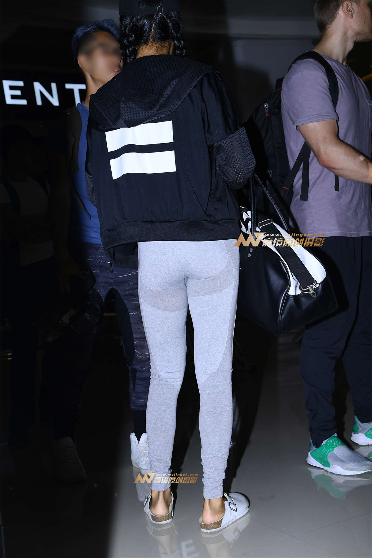 图片[2]-灰色紧身瑜伽裤美女-日更街拍