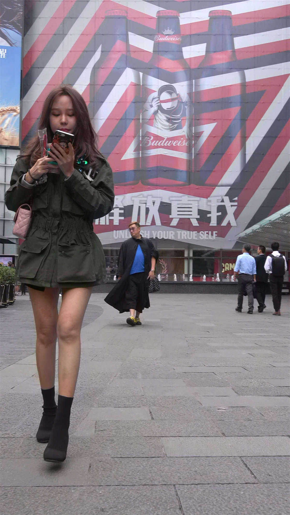 图片[2]-墨绿色长款外套美腿美女-日更街拍