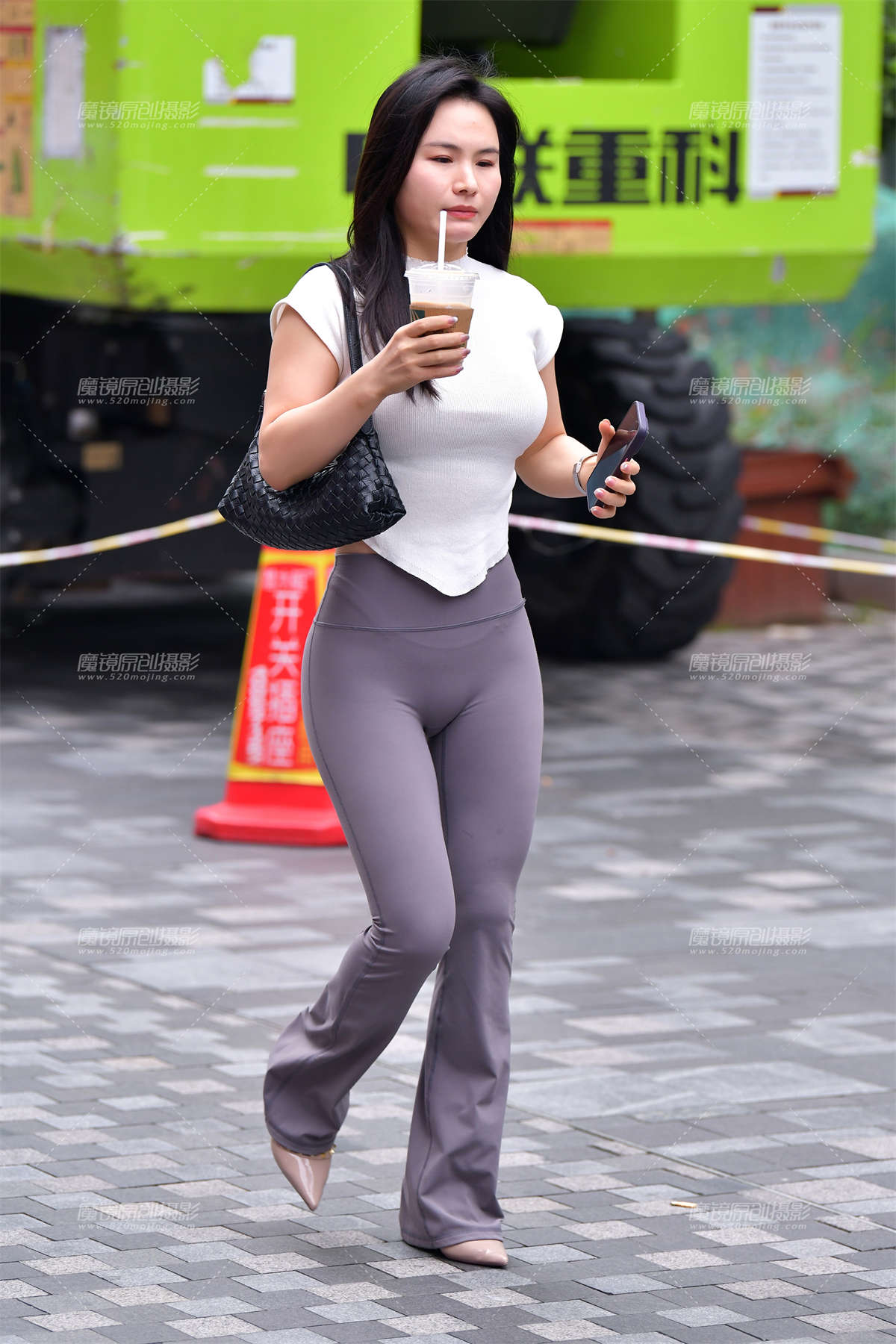 ★漂亮紧身裤美女-日更街拍