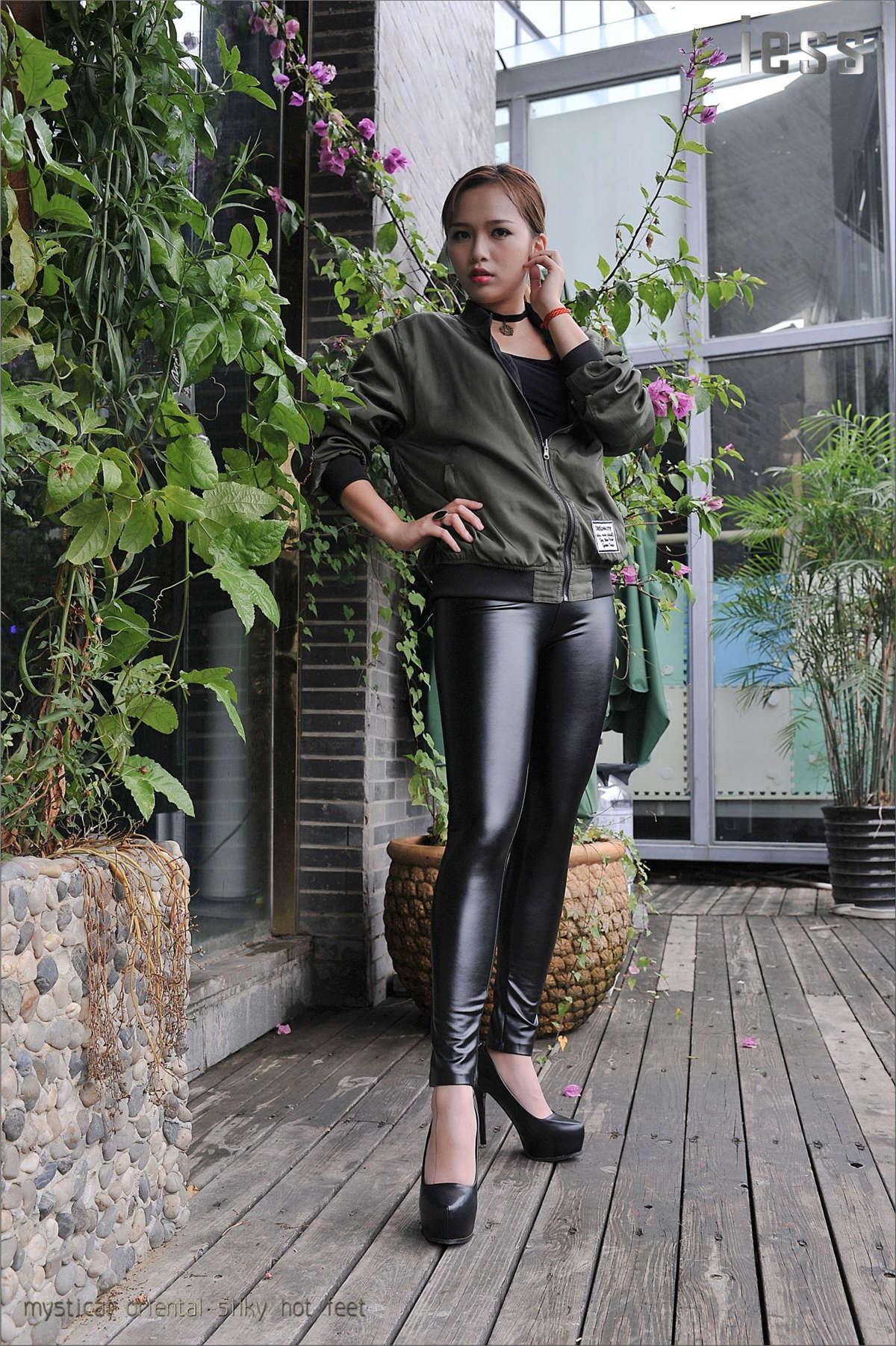 图片[2]-IESS异思趣向 模特：羊羊 紧绷皮裤与顺滑肉丝1-日更街拍