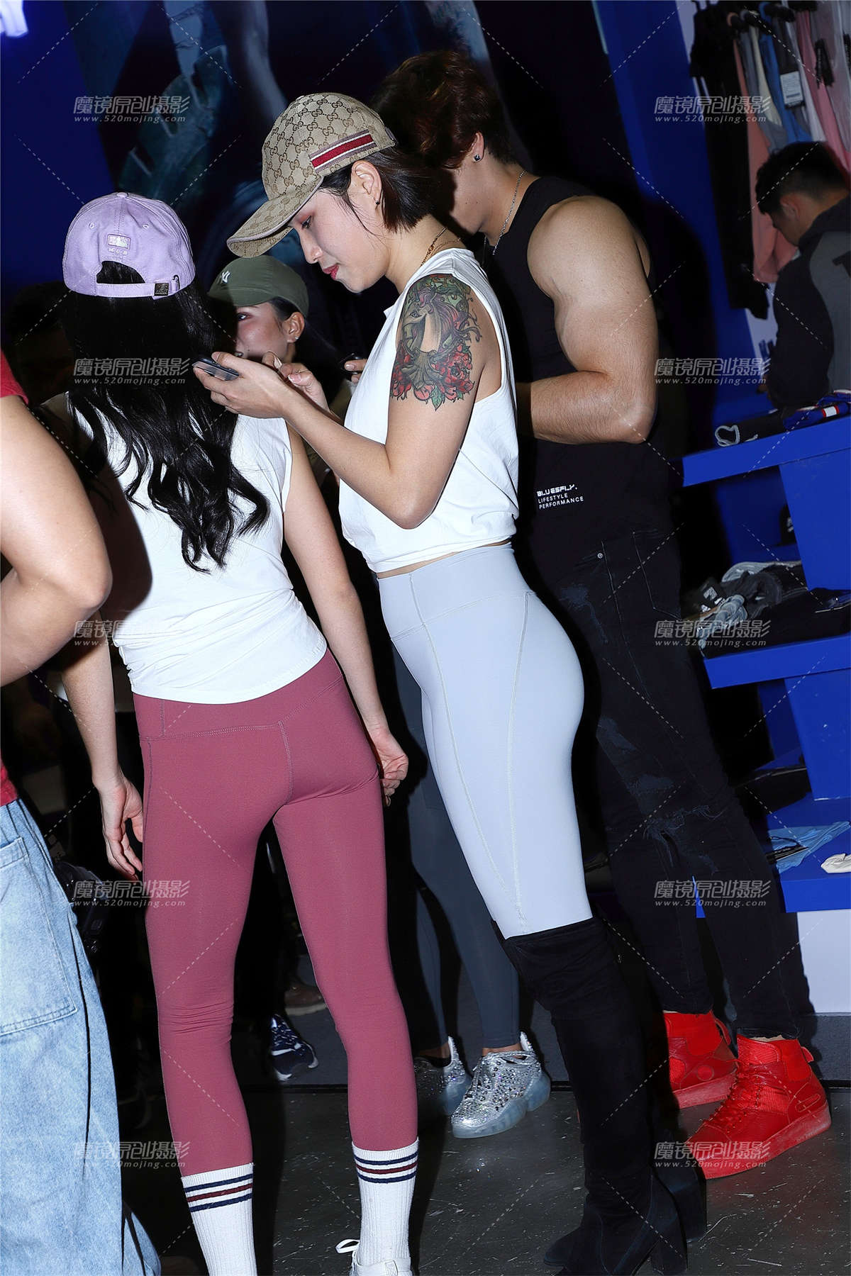 【Mark赛帖】浅色紧身运动裤美女-日更街拍