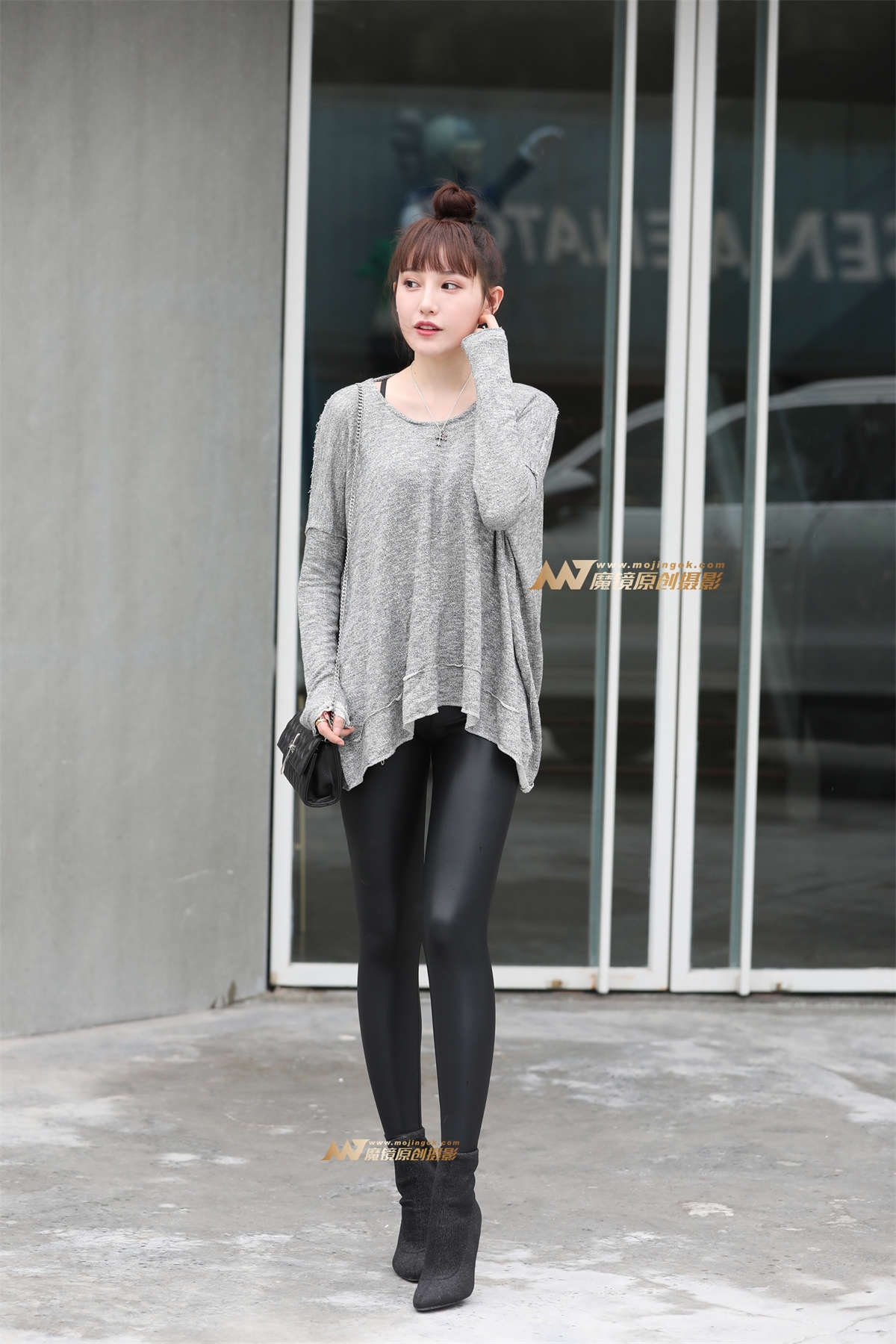 【辉辉赛贴】极品皮裤漂亮小姐姐-日更街拍