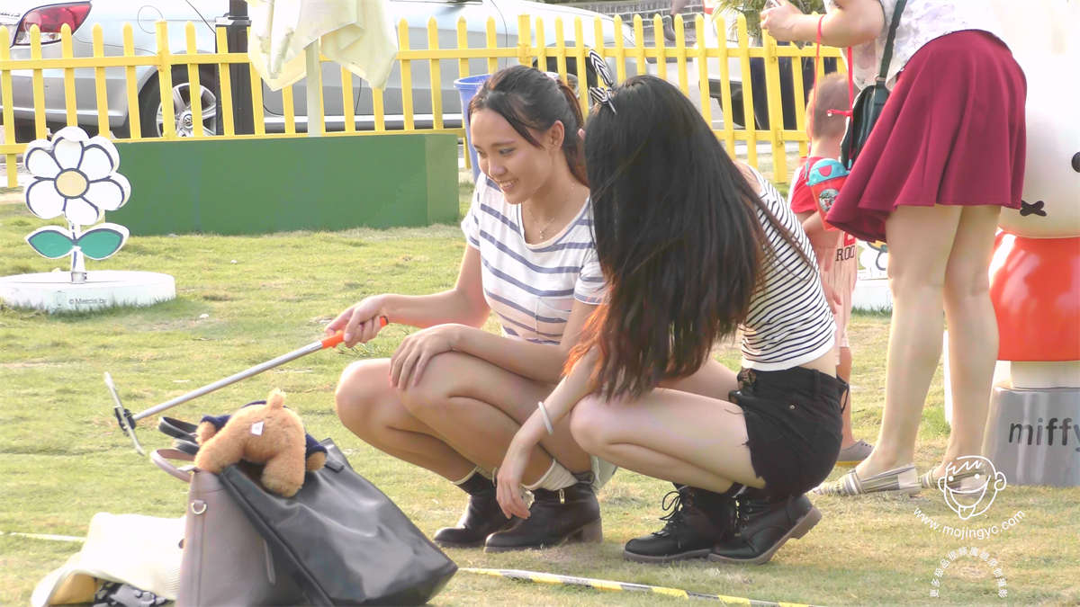 图片[2]-公园草地上玩自拍的两位清秀美眉-日更街拍