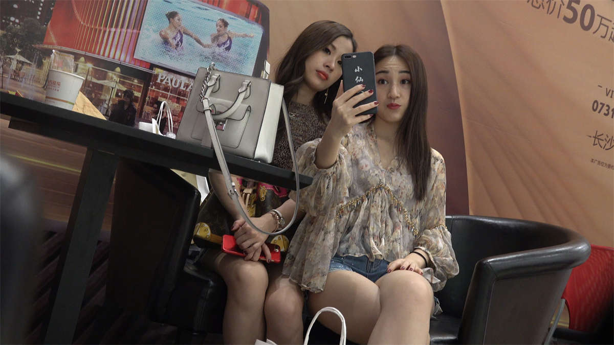 图片[2]-连衣裙凉高美足网红妹纸跟闺蜜自拍-日更街拍