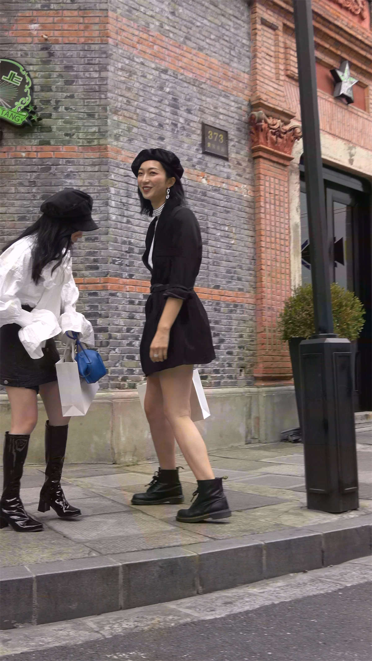 图片[2]-打扮时尚美女姐妹街头摆拍-日更街拍